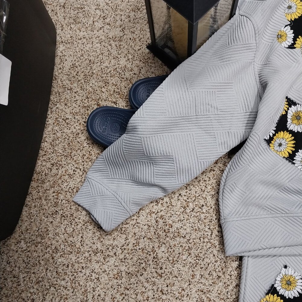 3698 Size XL Double Take NWT 2 piece Upcycled Quilted Look Grey with Black Daisy - Picture 5 of 14